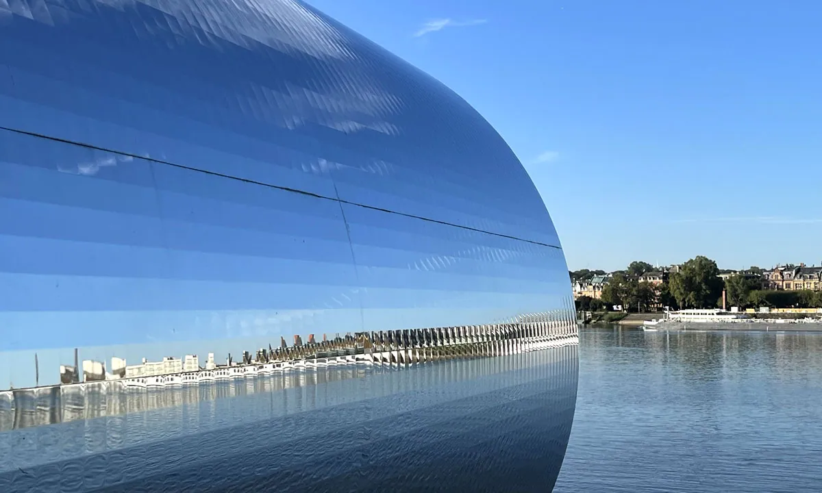 Kunstobjekt mit Spiegeln und Blick über den Rhein auf die Stadt Mainz &middot; Elektroanlagen Bonkosch